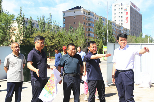 区委书记高屹东调研城市规划建设管理老旧小区改造工作