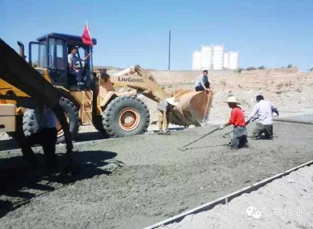  图为：袁家梁商砼园区道路硬化施工现场