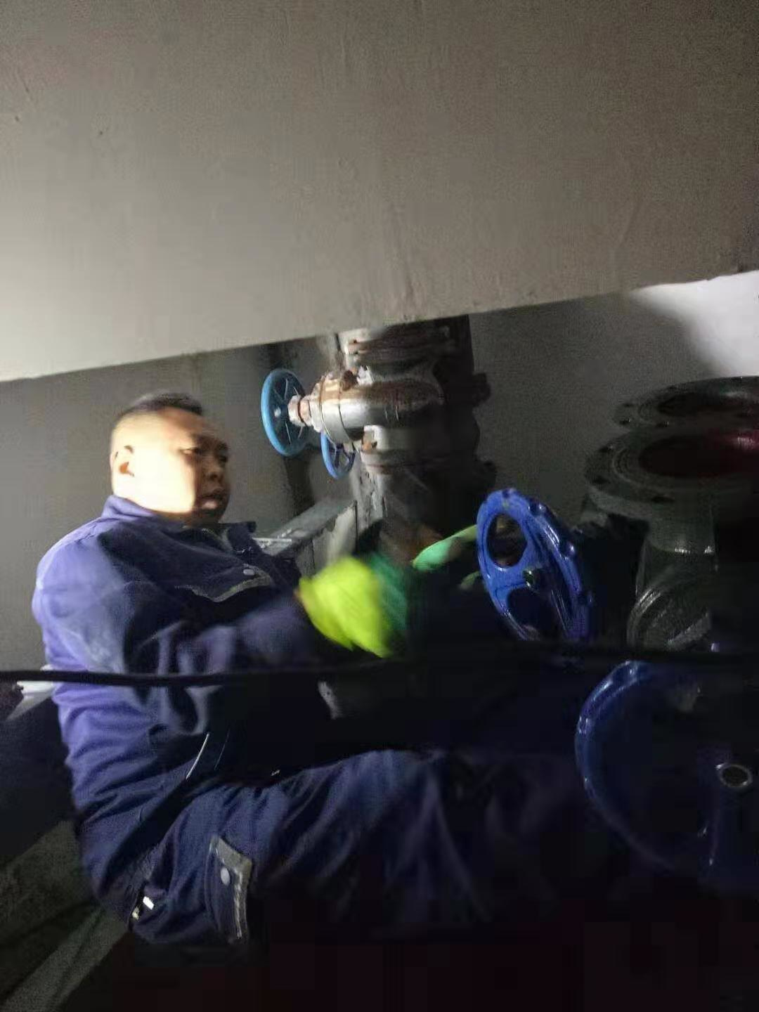 更换供暖主阀门.jpg